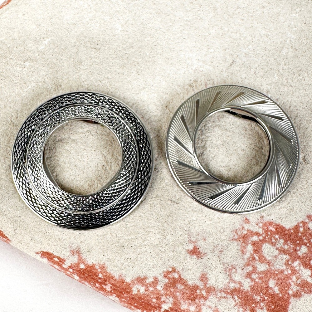 Lot 2 Vintage Signed Lieba Silver Tone Textured Donut Shaped Scarf Ring‎ Clip